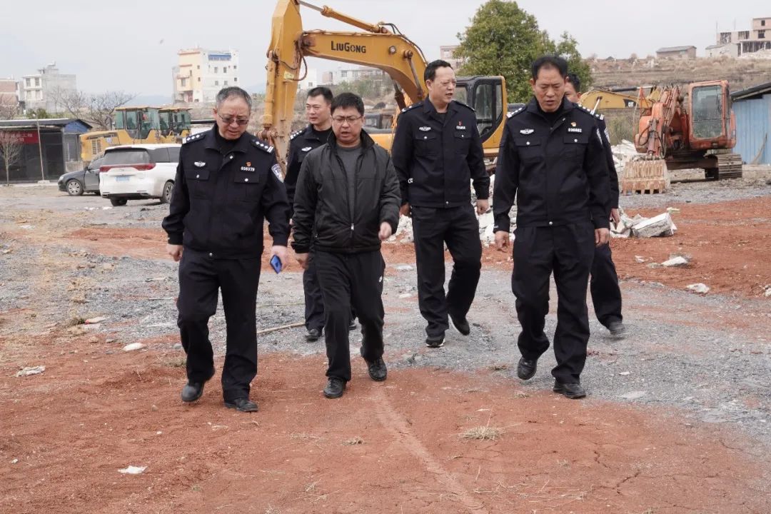 州公安局党委委员,副局长邵卫民,州公安局警令部主任王素春,州交警