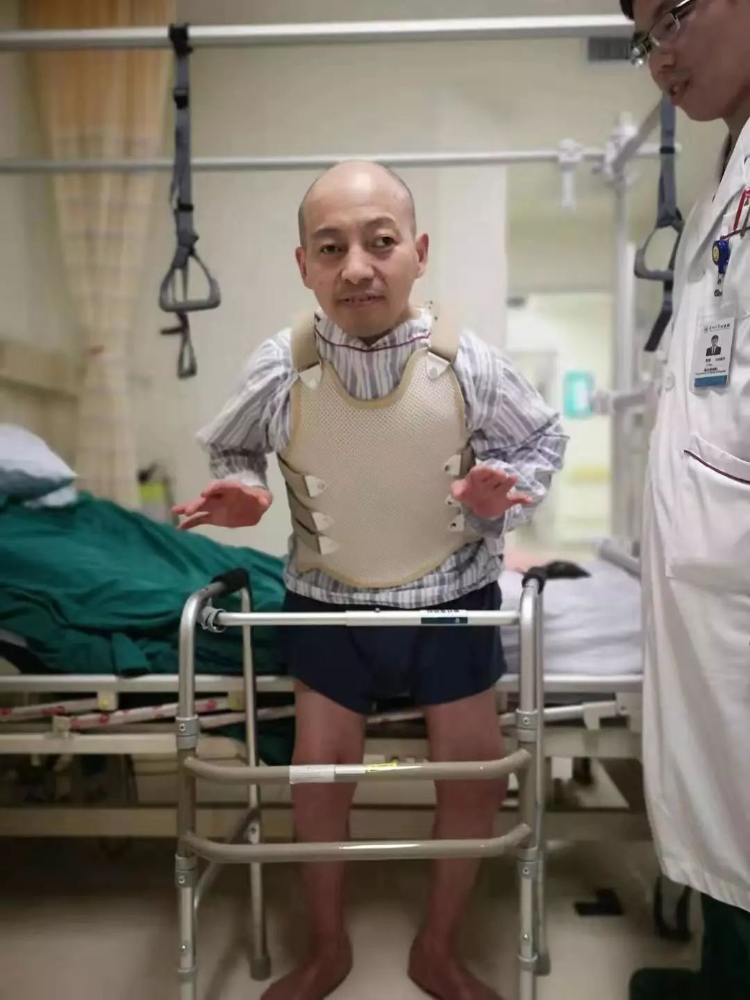 以为只是腰疼,没想到最后站不起来……医生说要截断 4 根骨头_李华