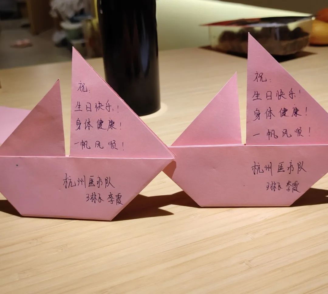 "爱心"上她们将这些话语写在……"祝您生日快乐,早日康复!