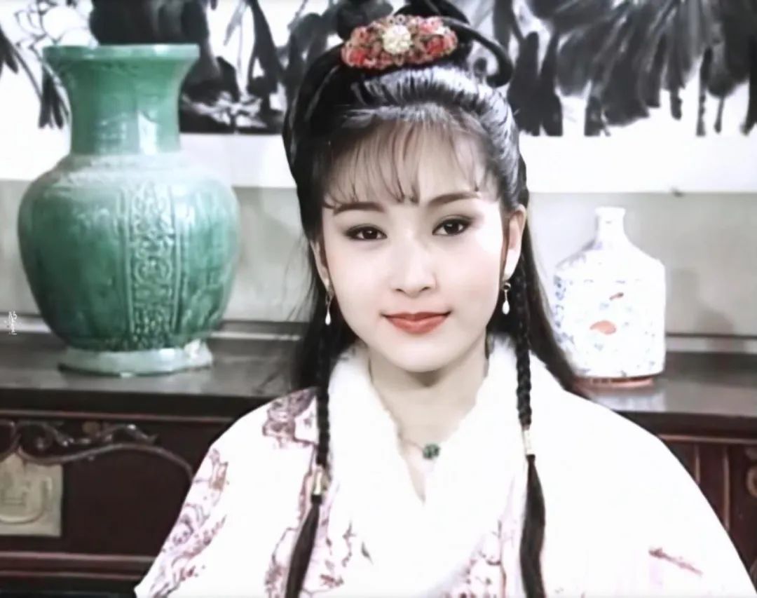 紧接着张玉嬿出演了《红楼梦》中的林黛玉一角,她的这版林黛玉虽然没