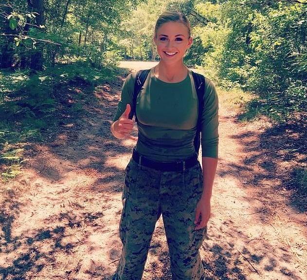 美国高颜值女孩19岁加入海军陆战队从芭比娃娃慢慢变成霹雳娇娃