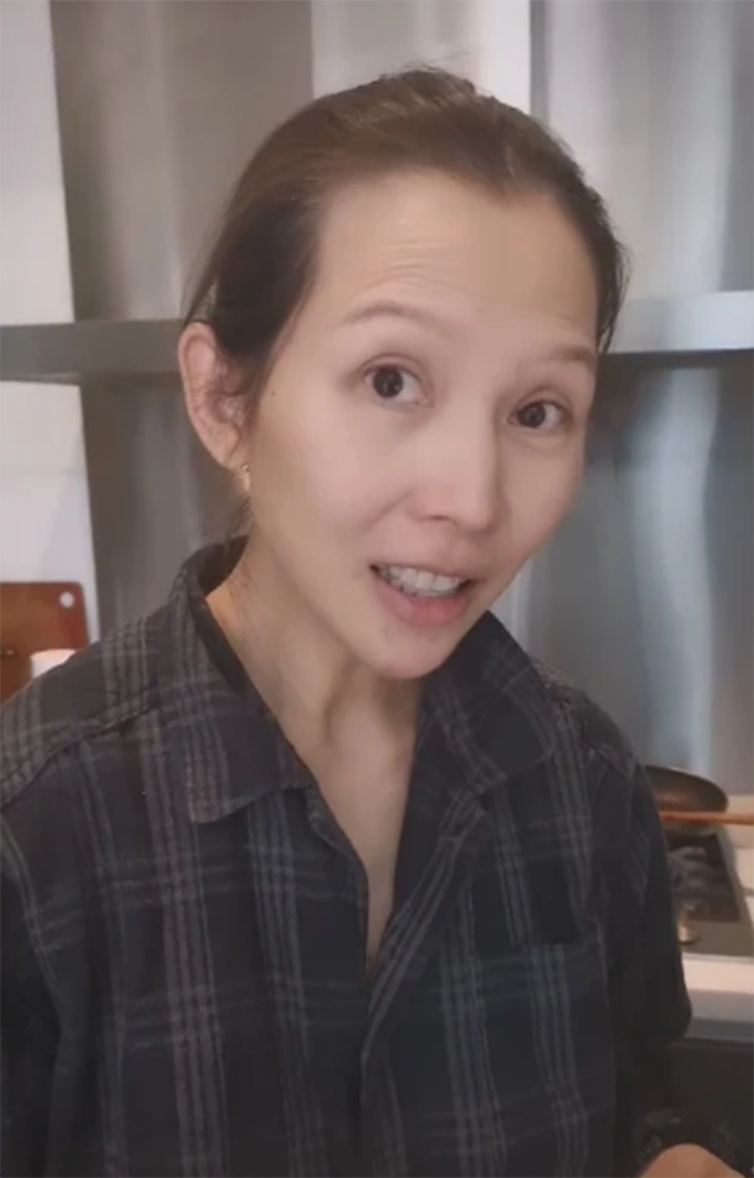 原创张晋晒妻子做美食视频46岁蔡少芬素颜出镜略显憔悴抬头纹明显