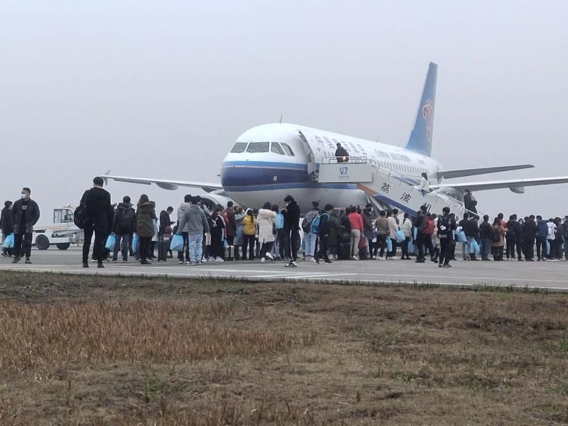 贵州荔波首批102名农民工坐专机返广州开工