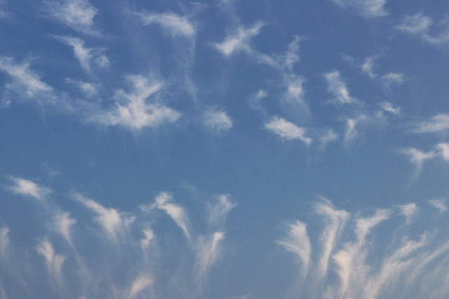 云南昆明天空现羽状云缕缕飘飘伴蓝天恍如袅袅青烟_简南俊