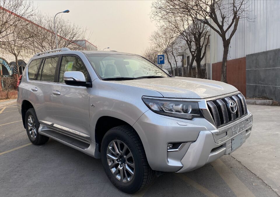 新款柴油丰田普拉多提车28t动力比帕杰罗给力落地价与奥迪q5看齐