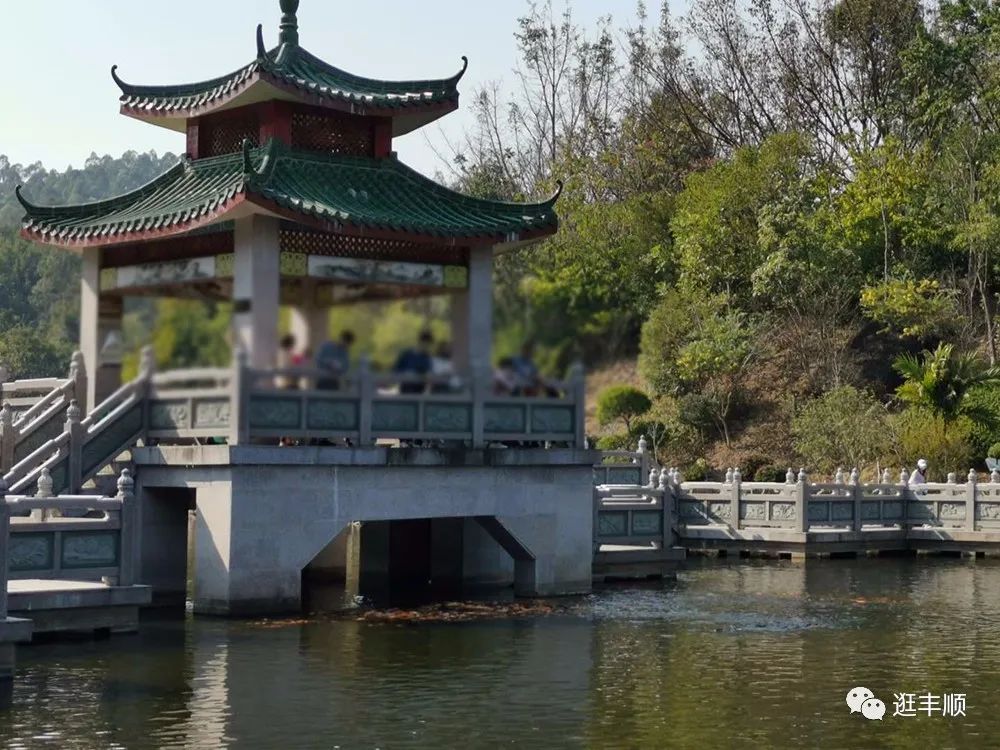 丰顺公园新世纪广场出现了让人担忧的一幕各位疫情还没结束啊