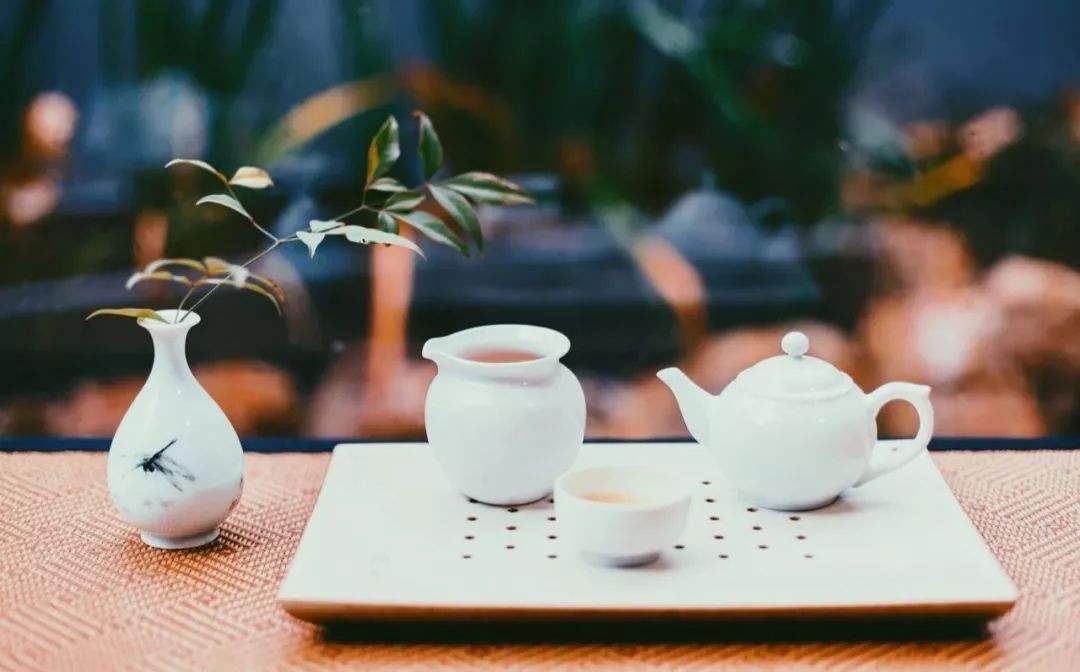 *图片来源摄图网迎着骄阳,坐于茶桌前,泡一壶香茗,品一杯清冽,思忆