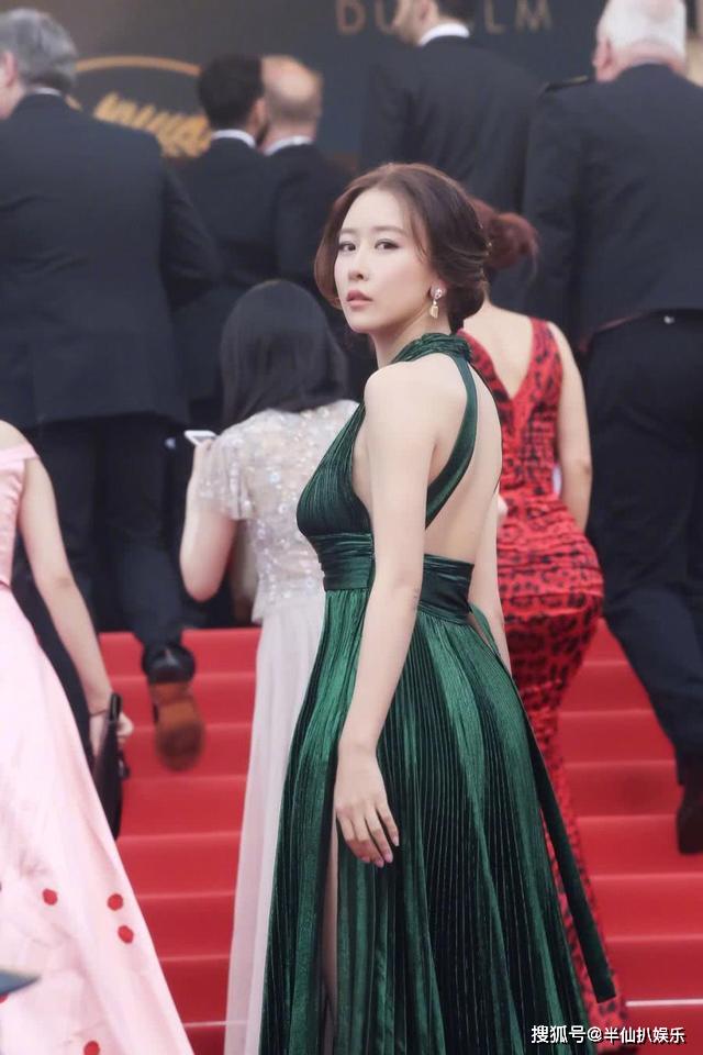 毛俊杰身材丰满又会穿,绿色深v大秀丰腴身姿,性感撩人