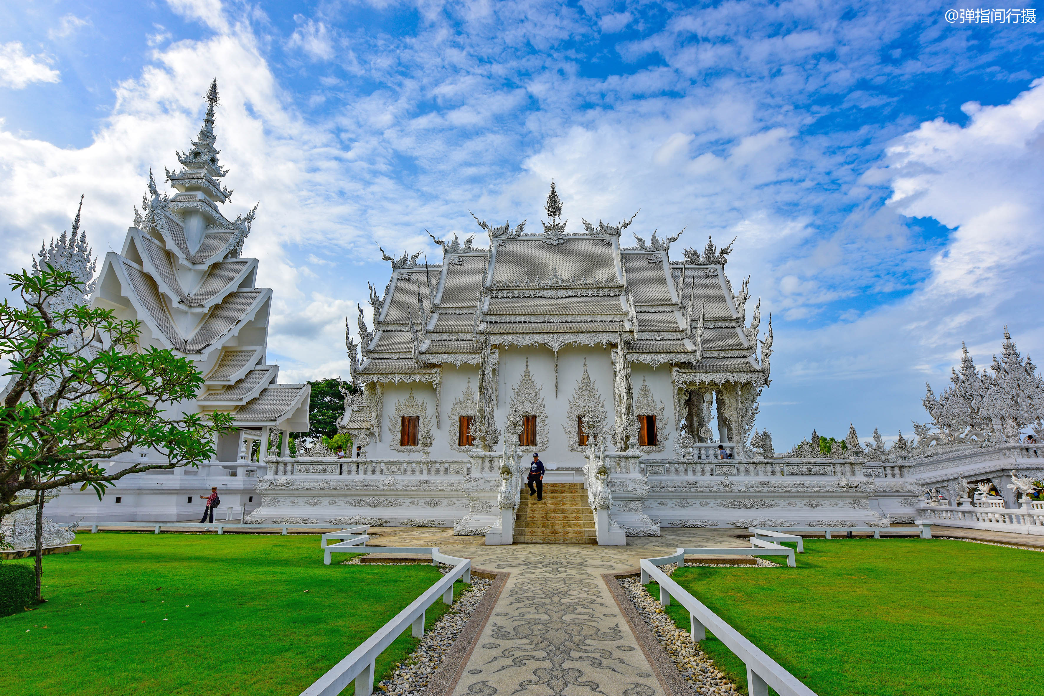 泰国最梦幻的白庙,耗资10亿泰铢打造,美如天宫里的琼楼玉宇