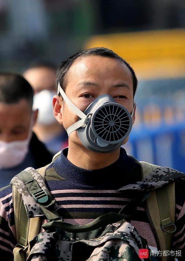 抗击新冠肺炎疫情一个多月当他们的医疗口罩耗尽之后