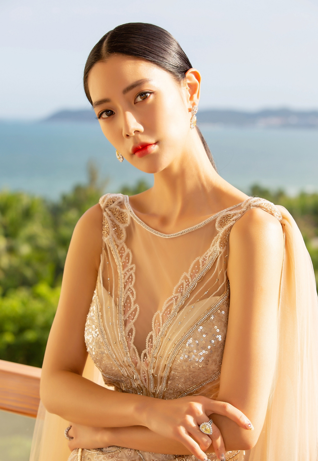 克拉拉真是人间尤物,运动背心都能穿出3d身材,蜂腰翘臀太美艳