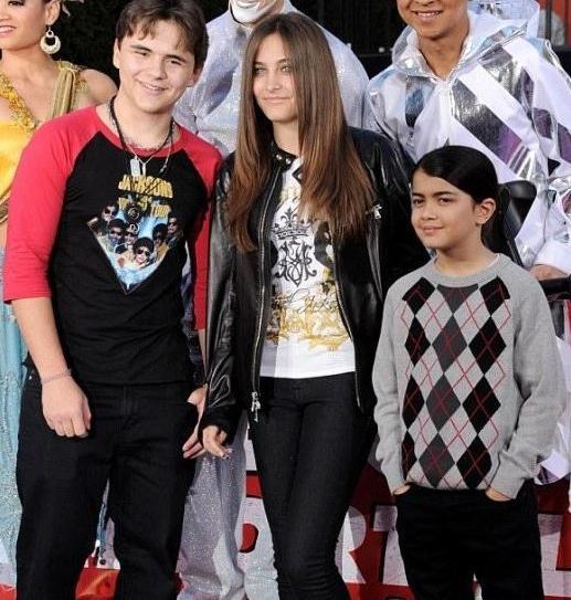 已故天王mj小儿子18岁生日姐姐晒照为他庆生我曾帮他换尿布