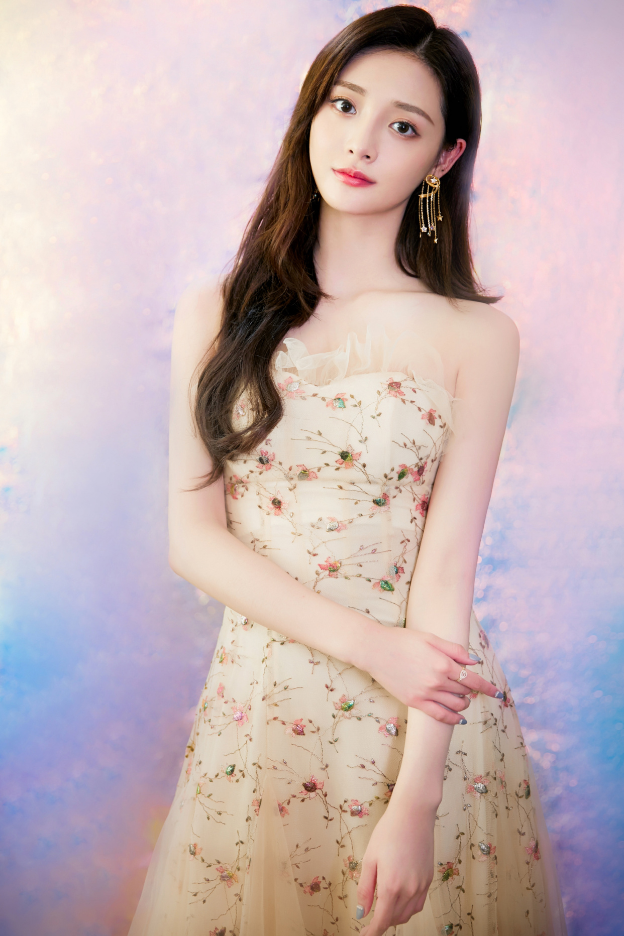 原创周洁琼衣品很不错身穿浅黄色连衣裙搭配卷发造型气质很柔美