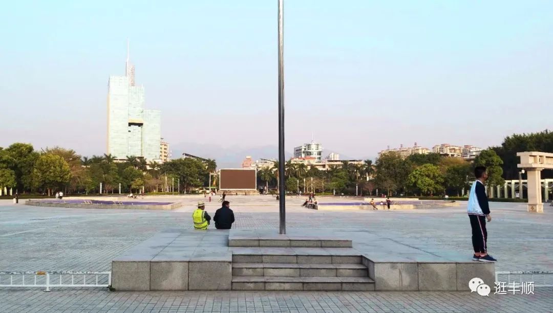 丰顺公园新世纪广场出现了让人担忧的一幕各位疫情还没结束啊