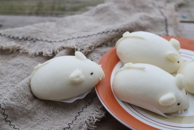 今天这个小老鼠馒头还可以换成其它造型,或者包上馅料,做成包子也很不