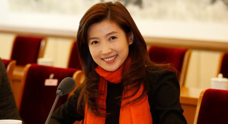 春妮被感动了.她知道这个男人对她很真诚.