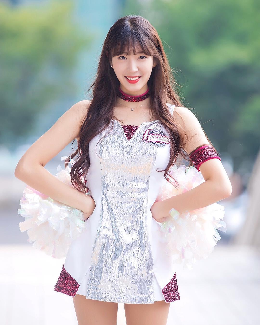 精致五官的瓜子脸逆天的长腿站在舞台中间大秀动感舞蹈