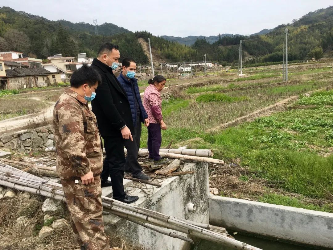 2月21日晚,县人大常委会主任廖志常等县领导到各高