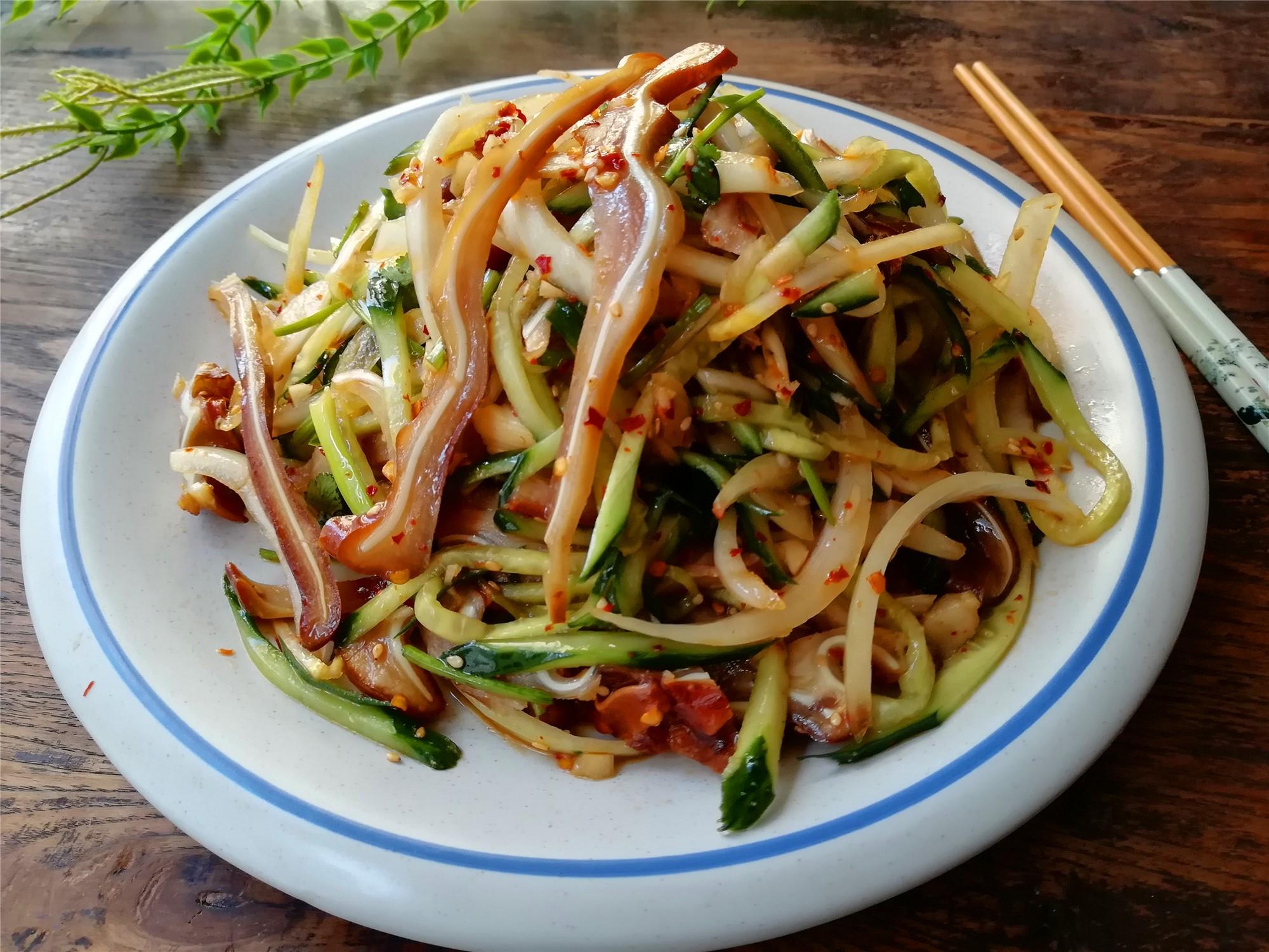 【猪耳拌瓜丝】所需材料:卤猪耳1个,黄瓜2根,香菜1棵,盐适量,辣椒油1