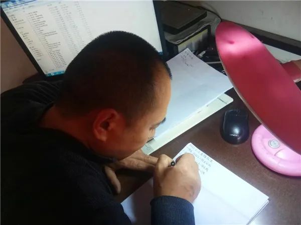 战疫情践行教师初心同屏共振助力学生成长宁阳一中教师张学朋的直播