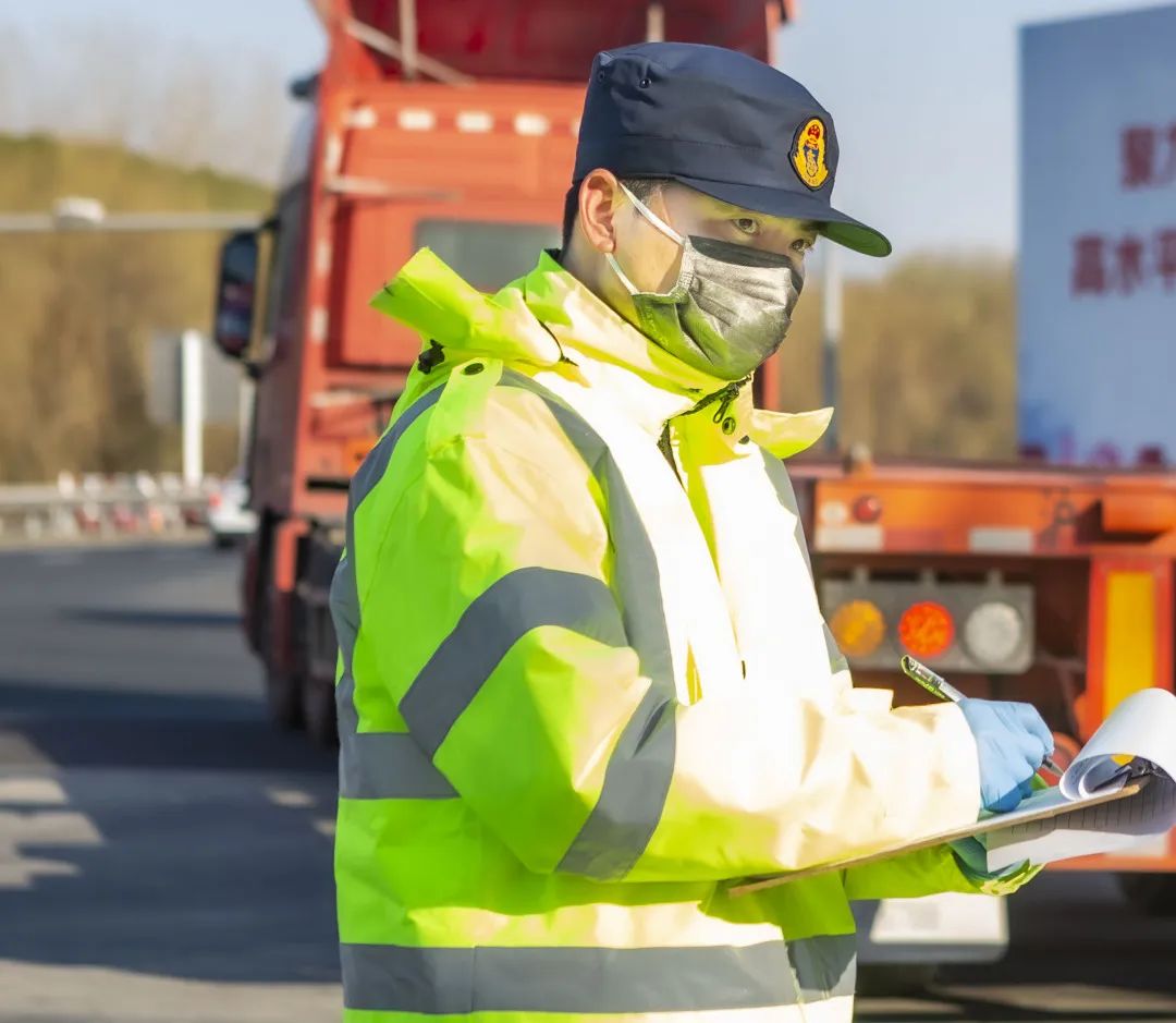 共赴战"疫",带你走近防疫一线的难忘瞬间!_人物
