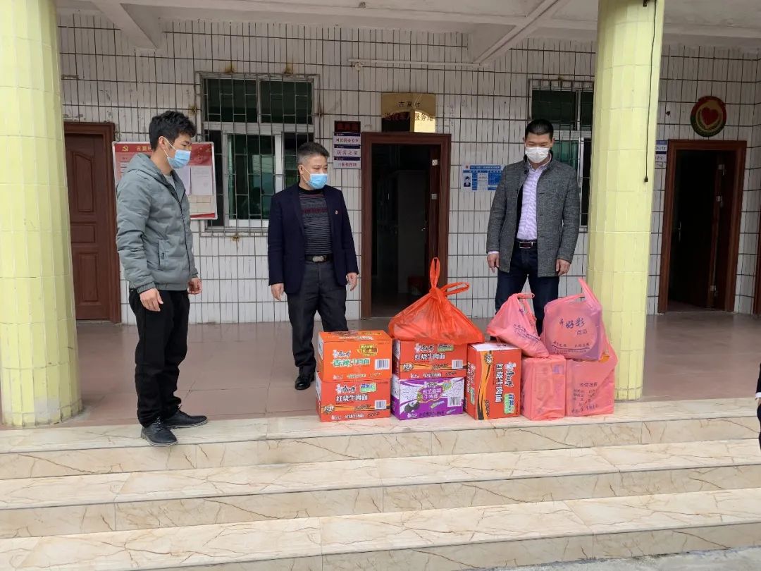 2月21日晚,县人大常委会主任廖志常等县领导到各高