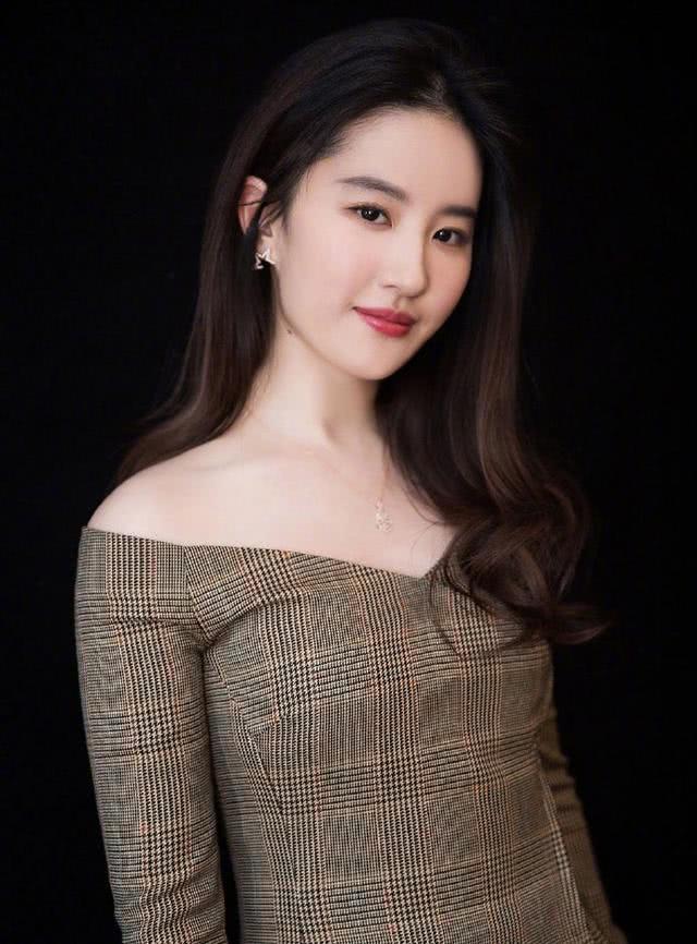 原创刘亦菲穿改良版西装,勒出线条韵味十足,难怪很少见她穿紧身衣