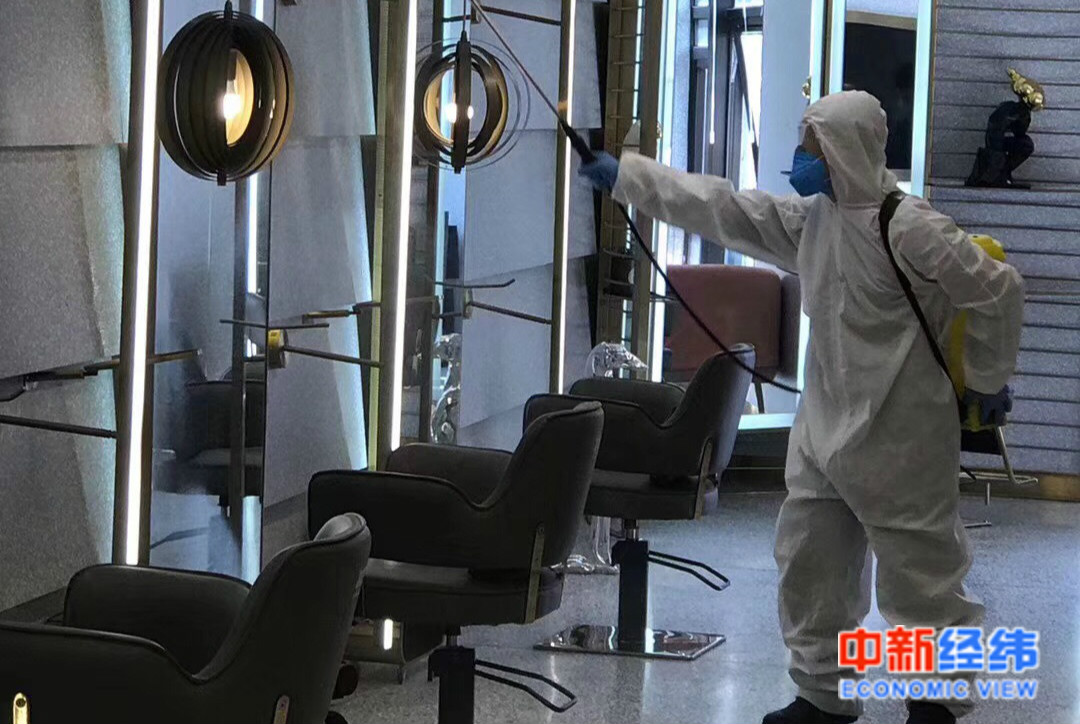 理发店在进行消毒工作 来源:受访者供图据刘卓介绍,与之前的客流量