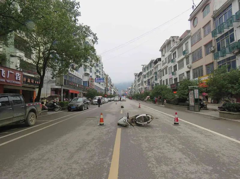 重型厢式货车在道路东侧路外由东往西倒车进入s201省道98公里 20米处