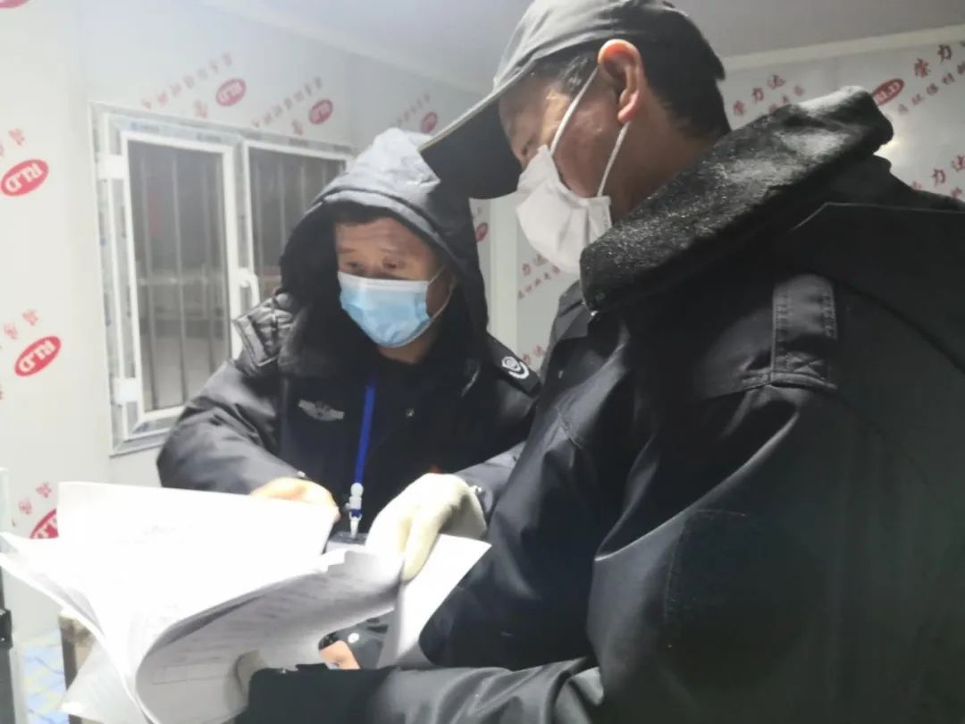 七台河市交通运输局党组书记局长柳万喜慰问看望风雪中坚守岗位的交通