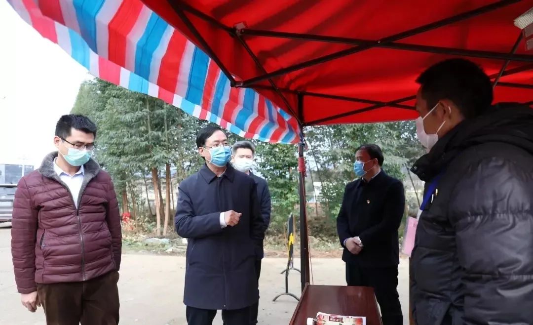 钟山县采用四诊法选用战疫一线顶梁柱