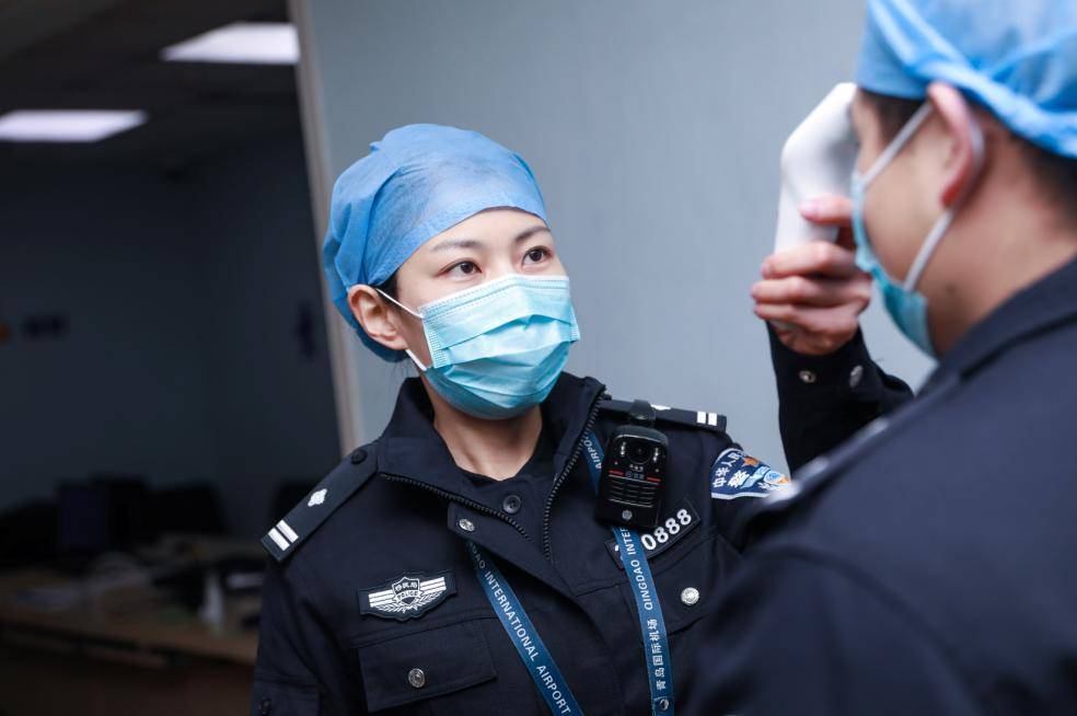 原创 青岛机场国门前,这位女警教旅客戴口罩的样子真美