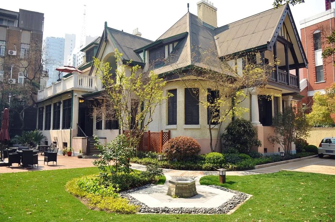 「我在蒋介石娶宋美龄的那间公馆住过一晚,半夜两三点楼梯咯吱咯吱地