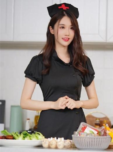 轩子巨2兔扮演贤妻下厨蕾丝边短裤搭配黑丝袜糯米圆子很好吃