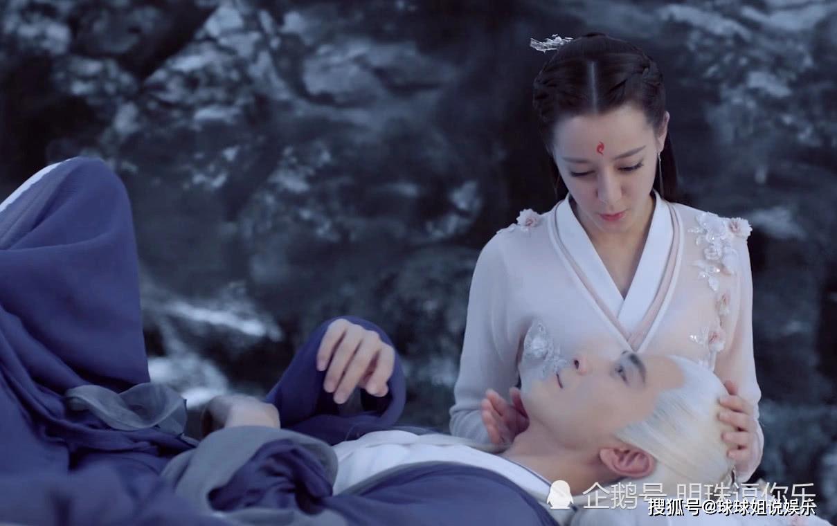 三生三世枕上书:凤九做梦乱摸帝君,帝君瞬间不淡定了,抱小白猛亲