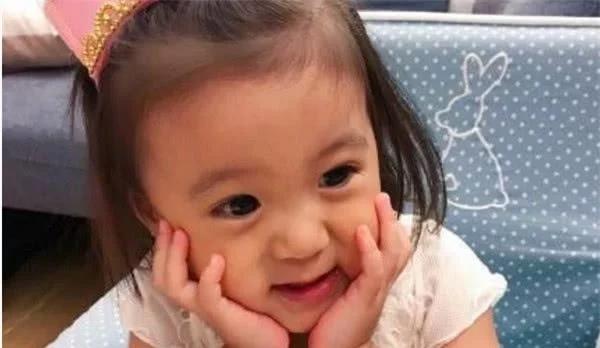 林心如女儿小海豚照片曝光颜值秒杀咘咘眼睛酒窝好漂亮