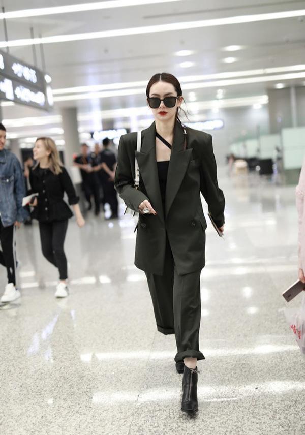 现在的女生都这么酷了女明星西装街拍pk钟楚曦可太帅了