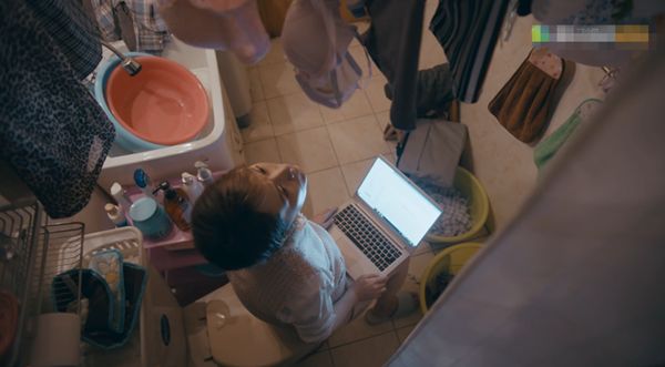 再说孙俪的客户海清,职业为妇产科资深医师,虽然和老公结婚多年且怀上