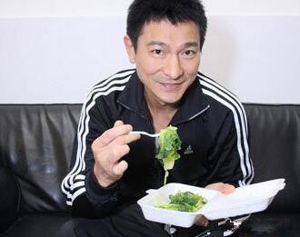 不过他在片场吃盒饭的照片也是有的,刘德华是个素食主义者,看他那一盒