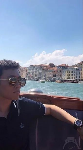 同样是爱豪车爱名表 这位90后富二代为何如此不同?