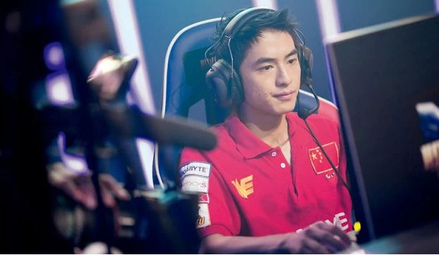 lol:草莓上单挂机惹争议,到底君克的辅助锐雯该不该背锅?