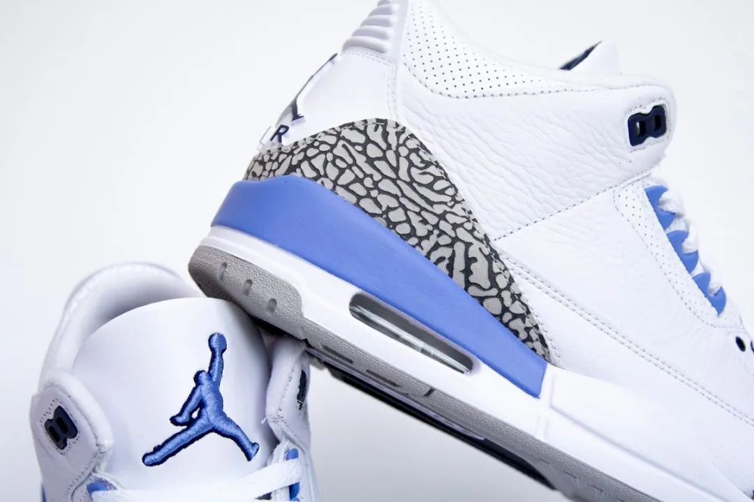 要知道,北卡球衣正是由海军蓝和北卡蓝两种颜色构成