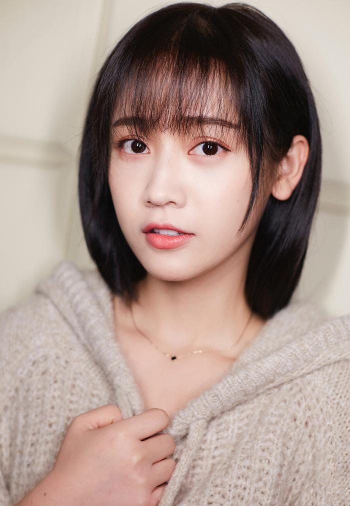 明星郑湫泓,娱乐圈歌手和影视演员,被誉为"吉他女神"