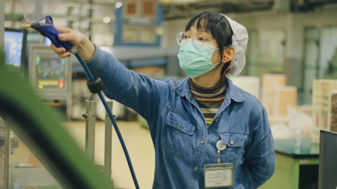 我看到还是有许多同事早早的就来到车间,面戴口罩,手拿气枪地吹扫设备