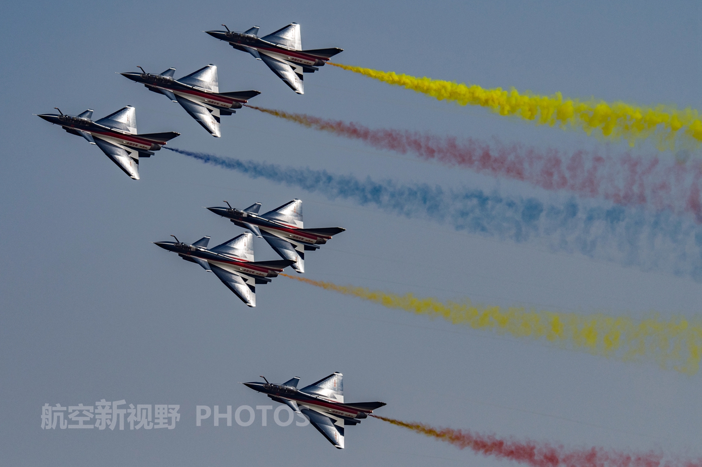 实拍八一飞行表演队歼10战机组团酷炫飞行珠海航展的明星