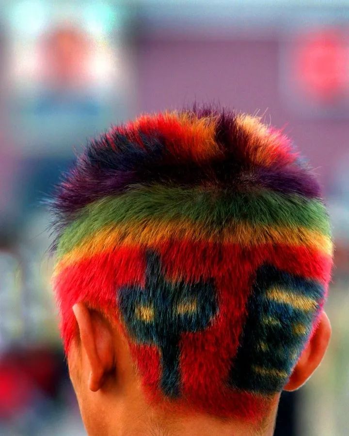 作者:王新小孩"奥运五环"发型吸引众多游客围观,摄于天安门广场.