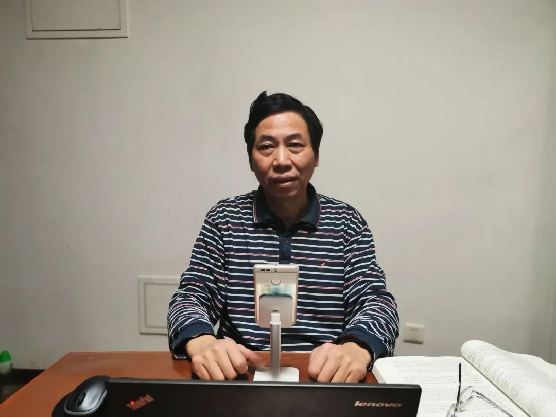 中医学院钟赣生老师在线上讲授《中药学》课程.