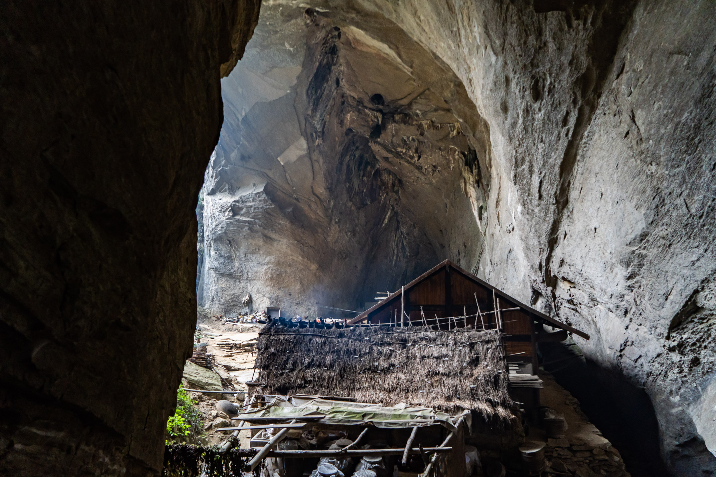 贵州大山藏着一山洞,一户人家五代人住100多年
