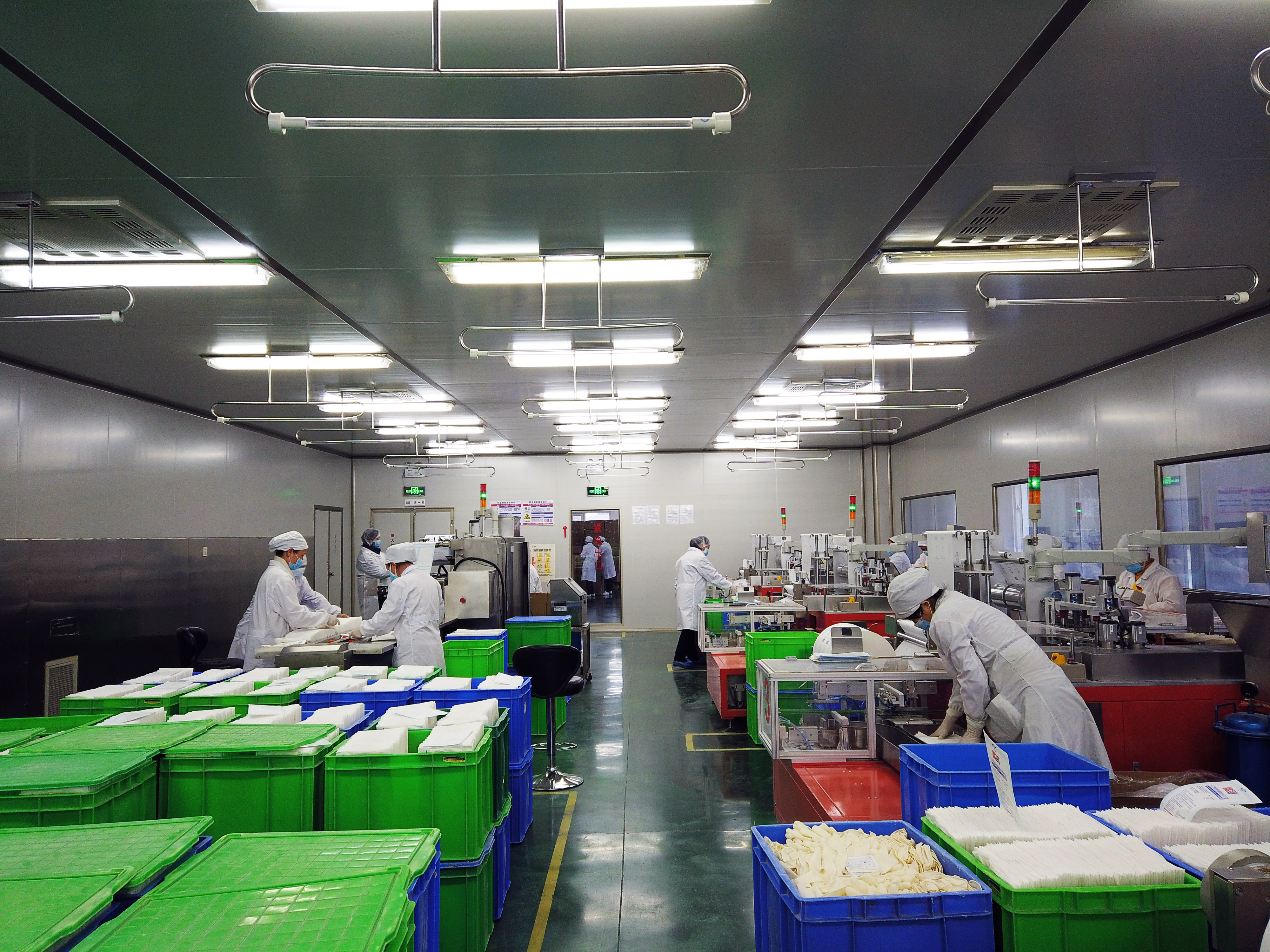 在桂林紫竹乳胶制品有限公司包装车间内,工人们有序工作(2月6日摄)