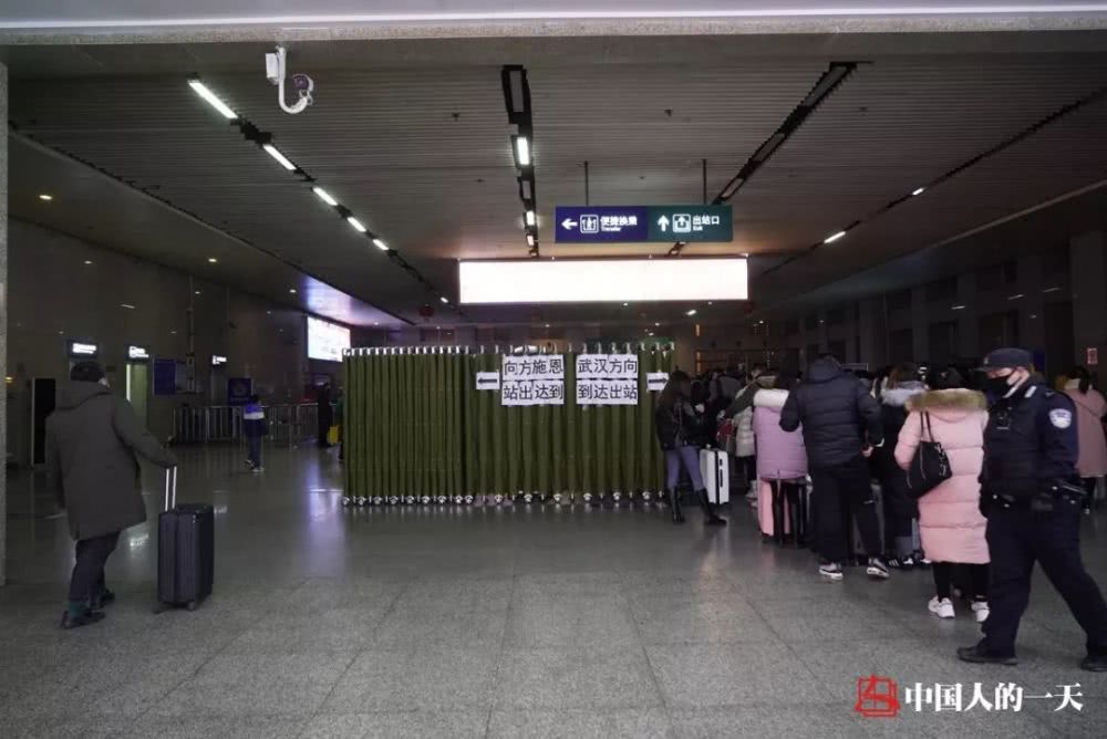 晚上7点列车到达宜昌东站,出站口设置了分流点,从武汉回来的人必须做